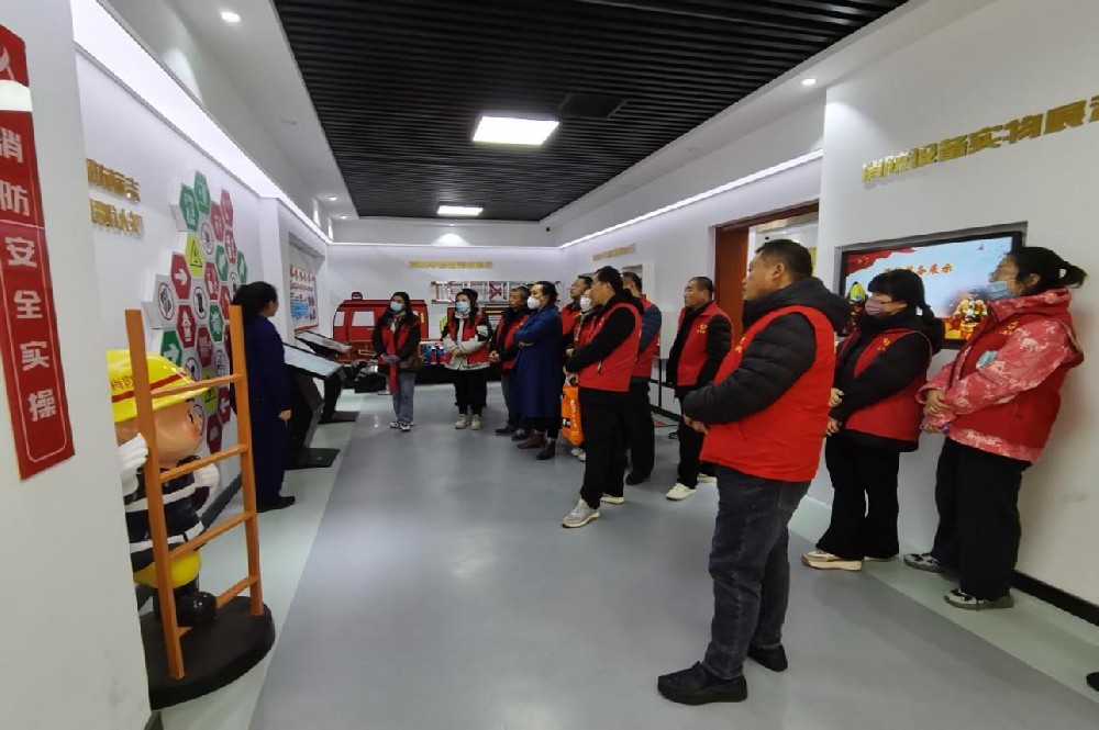 為進一步加強消防安全知識學習，2023年11月23日，聊城市水利工程總公司組織公司員工到聊城市消防科普教育基地進行參觀學習。消防知識講解員引導公司員工依次參觀學習，首先講解了火災(zāi)的定義、火災(zāi)的形成，用動畫演示了火災(zāi)的發(fā)生和發(fā)展；然后講解各種滅火及逃生用具，學習了消防標志，以及怎樣使用滅火器、怎樣報警等專業(yè)性