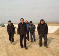 元旦期間，公司黨總支書記、總經(jīng)理李令安同志來到陽谷縣引黃灌區(qū)農(nóng)業(yè)節(jié)水工程和位山灌區(qū)續(xù)建配套節(jié)水改造工程施工一線，看望并慰問元旦期間日以繼夜地堅守在工地的施工人員，