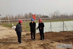 11月27日-28日，公司黨總支書記、總經(jīng)理李令安調(diào)研檢查臨清薛王劉閘、茌平陶橋閘、高唐朱莊閘等三處公司新開工項目，相關(guān)項目負(fù)責(zé)人參加。 在臨清薛王劉閘和茌平陶橋閘項目現(xiàn)場